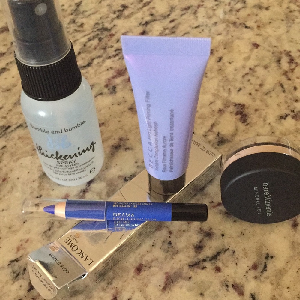 Mini blue eyeliner w little extras.